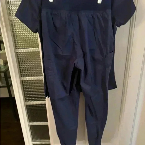 Butter-soft stretch scrub pants & top set. Navy size XS - Picture 3 of 12